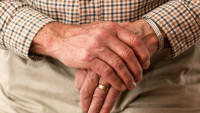 senior ruce hands-981400 1280